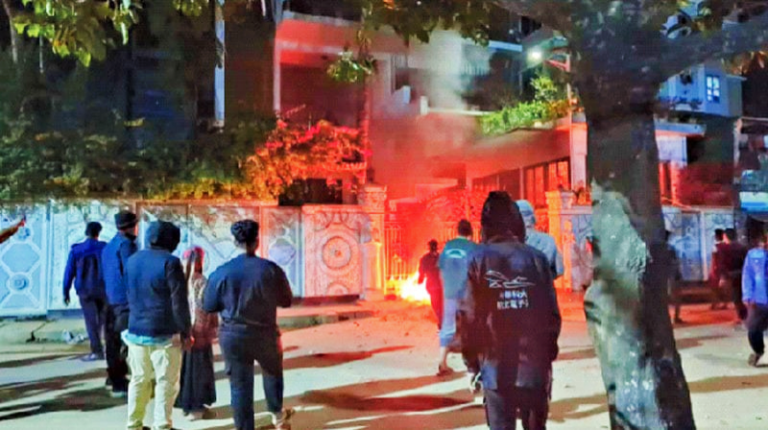 সাবেক মন্ত্রী আনিসুল ইসলামের গ্রামের বাড়িতে ভাংচুর-অগ্নিসংযোগ ও লুটপাট