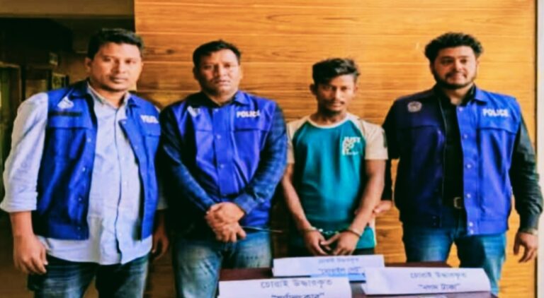 চট্টগ্রামের আনোয়ারায় চুরির ঘটনার ৪৮ ঘণ্টার মধ্যে স্বর্ণালংকারসহ লাখ টাকার মালামাল উদ্ধার, অভিযুক্ত গ্রেপ্তার