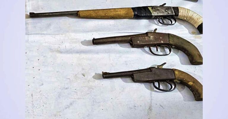 চট্টগ্রামের রাউজানে পরিত্যক্ত ডোবা থেকে  তিনটি এলজি উদ্ধার