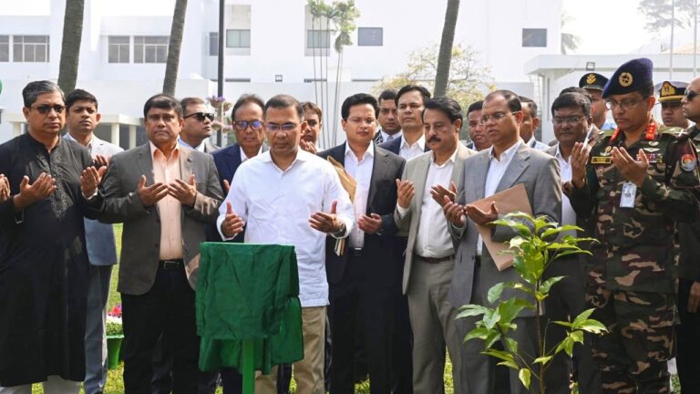 প্রথমবারের মতো তেজগাঁও প্রধানমন্ত্রীর কার্যালয়ে তারেক রহমান