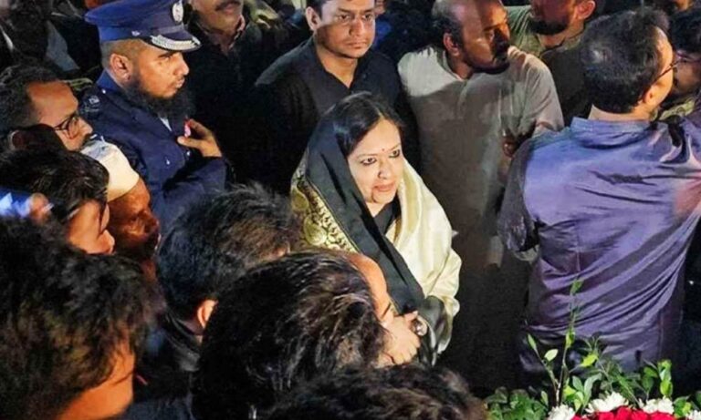শহীদ মিনারে শ্রদ্ধা জানাতে রুমিন ফারহানাকে বাধা, ১৫০ জনের বিরুদ্ধে মামলা 