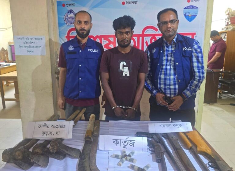 চট্টগ্রামের হাটহাজারী থানার অভিযান: ৪টি দেশীয় বন্দুকসহ বিপুল অস্ত্র ও গোলাবারুদ উদ্ধার, আটক ১