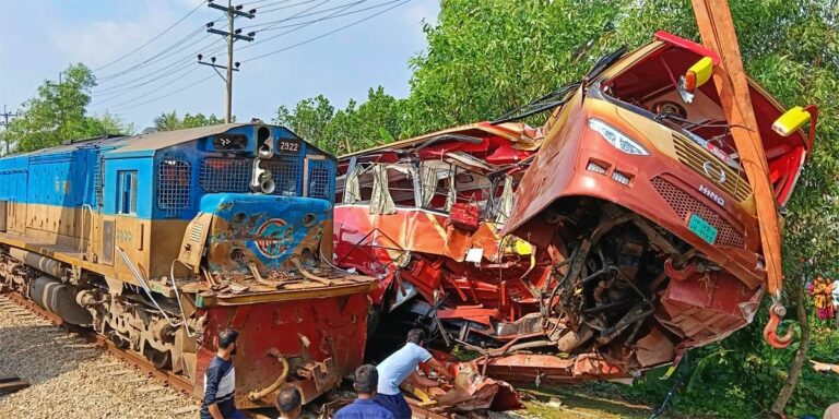 কুমিল্লায় বাস–ট্রেন সংঘর্ষে নিহত ১২, দুই গেটম্যান বরখাস্ত
