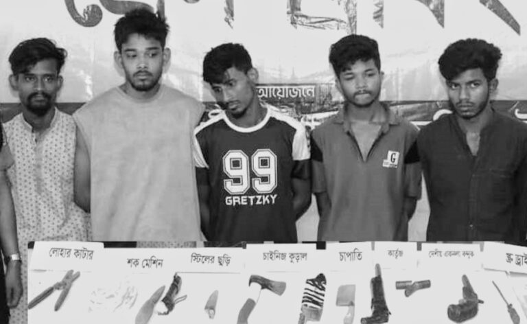 চট্টগ্রামে বায়েজিদ বোস্তামী থানার অভিযান: ডাকাতির প্রস্তুতিকালে গ্রেপ্তার ১১, দুটি দেশীয় একনলা বন্দুক উদ্ধার