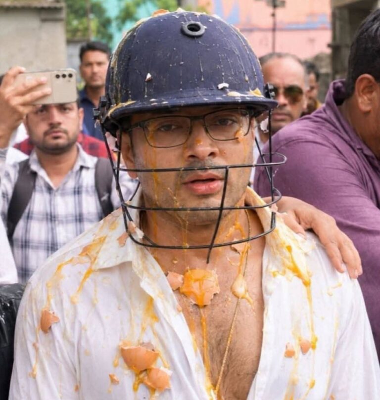 তৃণমূল কংগ্রেসের সর্বভারতীয় সাধারণ সম্পাদক অভিষেক বন্দ্যোপাধ্যায়ের ওপর অতর্কিত হামলা, ডিম-জুতা নিক্ষেপ