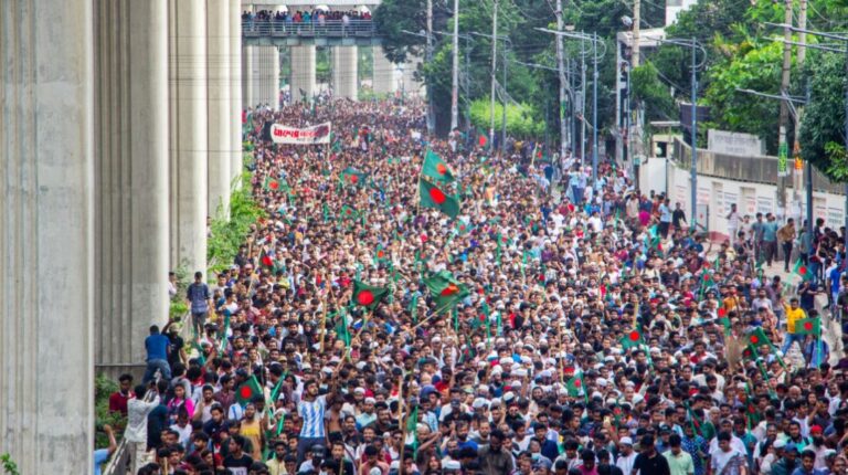 নোয়াখালীতে হাজারো নেতাকর্মী নিয়ে ছাত্রলীগের মিছিল, নিরাপত্তা স্বার্থে সরে গেল পুলিশ