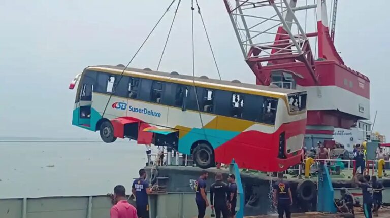 আবারও ডুবল পদ্মা নদীতে বাস: দৌলতদিয়া ফেরিঘাটে পদ্মা নদীতে পড়া বাসটি আড়াই ঘণ্টা পর উদ্ধার