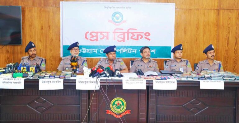 চট্টগ্রামে ১৫৭ আইফোন-মোবাইল উদ্ধার, আইএমইআই  নম্বর চেঞ্জের কারিগরসহ চক্রের ৫ সদস্য আটক