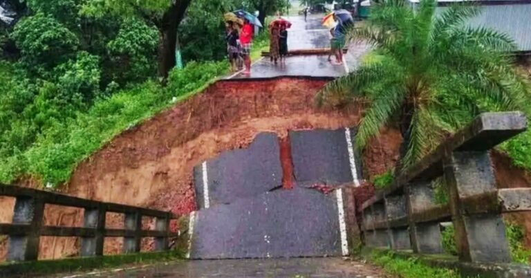 ধসে পড়েছে সেতু, বান্দরবান-রাঙ্গামাটি সড়ক যোগাযোগ বিচ্ছিন্ন