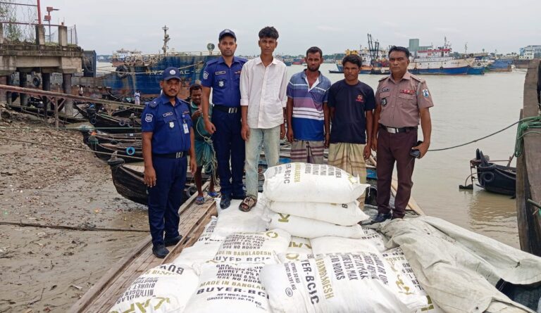 চট্টগ্রাম সদরঘাট নৌ থানা পুলিশের অভিযান: ৪০০ বস্তা ইউরিয়া সারসহ ৩ আসামি গ্রেফতার