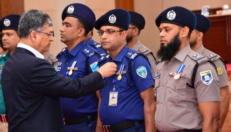পিপিএম (সাহসিকতা) পদক পেয়েছেন হাটহাজারী থানার এসআই রুপন নাথ