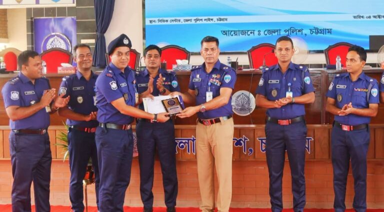চট্টগ্রাম জেলার শ্রেষ্ঠ ওসি হলেন ফটিকছড়ি থানার রবিউল আলম খান 